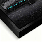 inspirujący Obraz na płótnie Remember Where You Came From – starsza kobieta przed luksusowym samochodem, symbol wdzięczności i pamięci o korzeniach, sztuka Huephant.