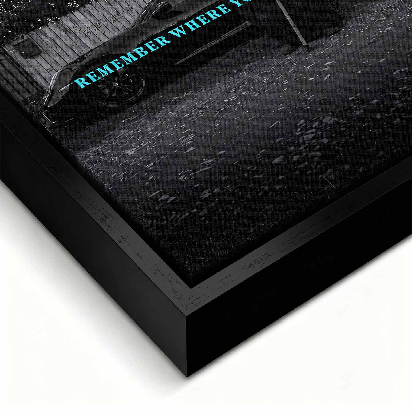 inspirujący Obraz na płótnie Remember Where You Came From – starsza kobieta przed luksusowym samochodem, symbol wdzięczności i pamięci o korzeniach, sztuka Huephant.