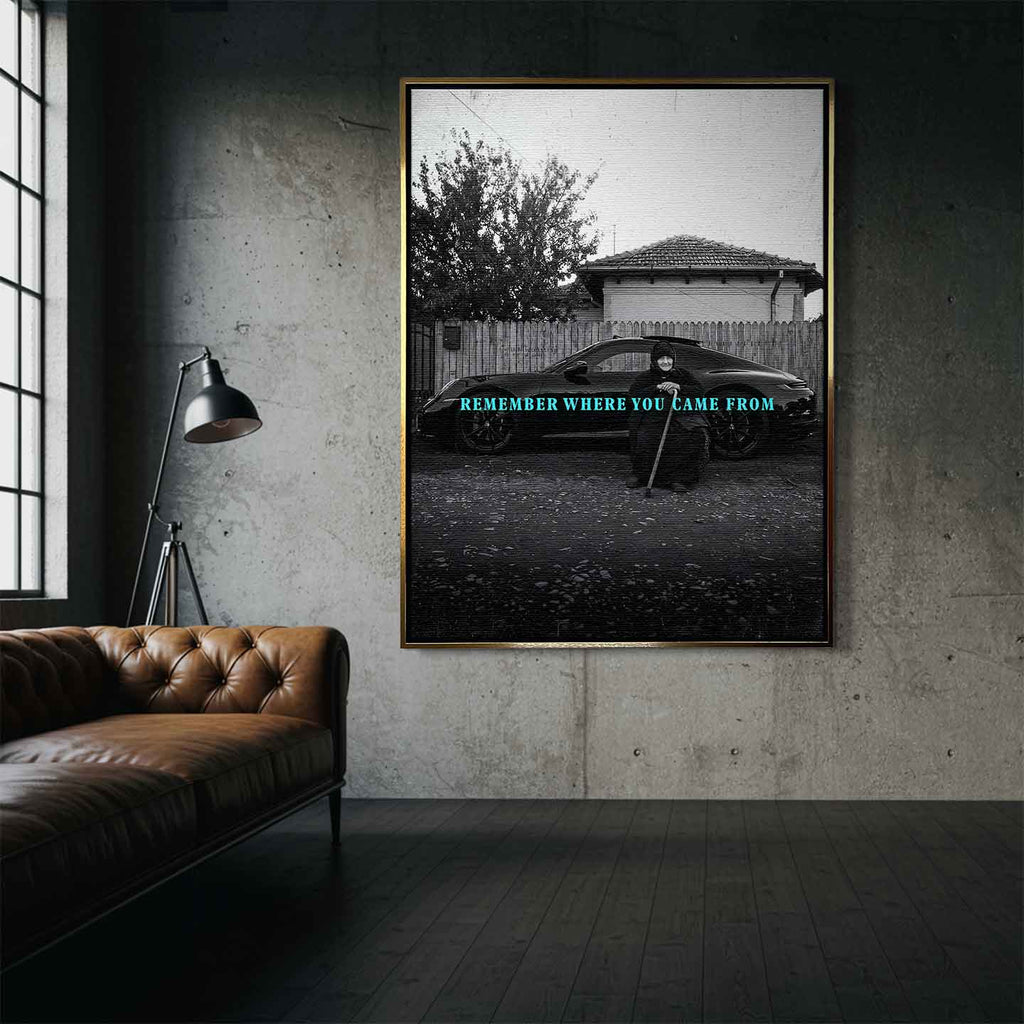 inspirujący Obraz na płótnie Remember Where You Came From – starsza kobieta przed luksusowym samochodem, symbol wdzięczności i pamięci o korzeniach, sztuka Huephant.