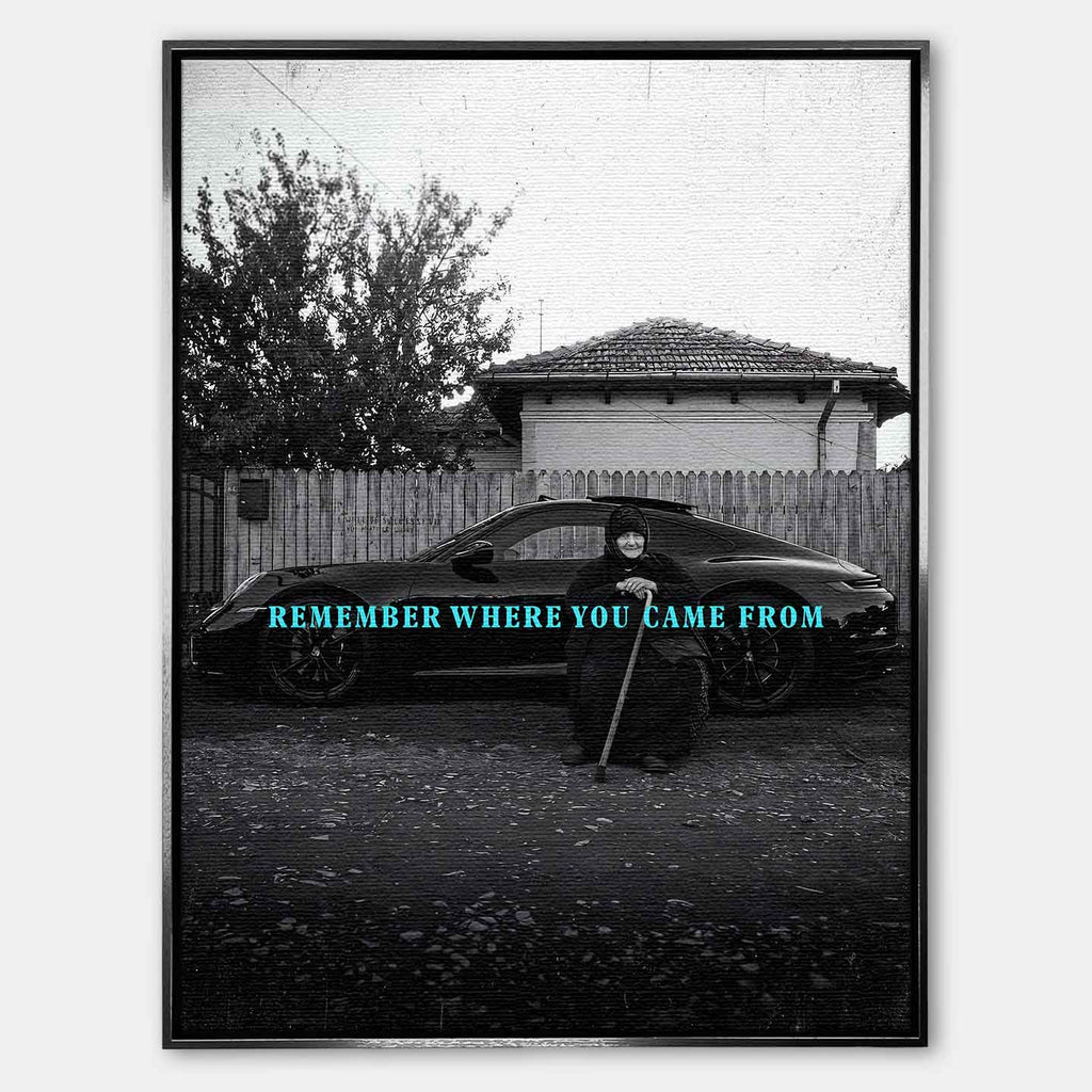 inspirujący Obraz na płótnie Remember Where You Came From – starsza kobieta przed luksusowym samochodem, symbol wdzięczności i pamięci o korzeniach, sztuka Huephant.