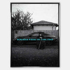 inspirujący Obraz na płótnie Remember Where You Came From – starsza kobieta przed luksusowym samochodem, symbol wdzięczności i pamięci o korzeniach, sztuka Huephant.