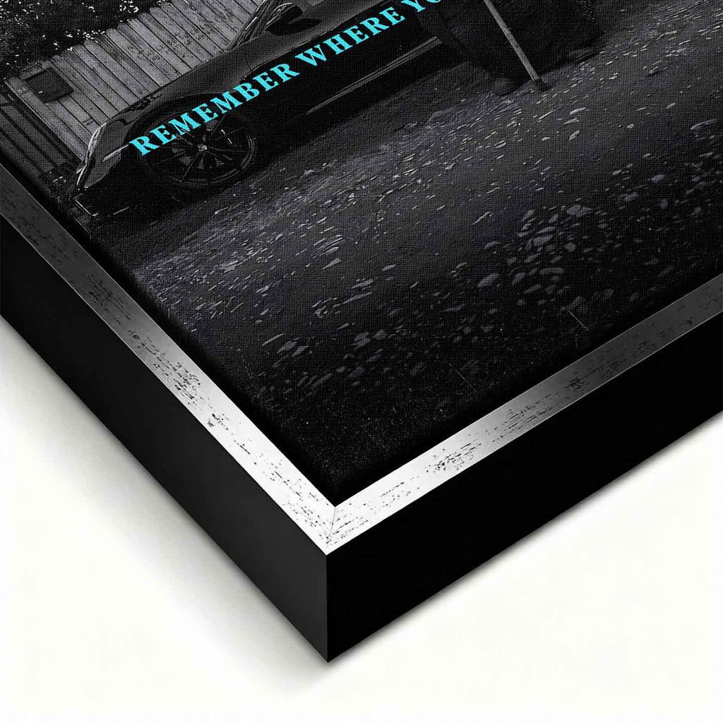 inspirujący Obraz na płótnie Remember Where You Came From – starsza kobieta przed luksusowym samochodem, symbol wdzięczności i pamięci o korzeniach, sztuka Huephant.