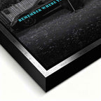 inspirujący Obraz na płótnie Remember Where You Came From – starsza kobieta przed luksusowym samochodem, symbol wdzięczności i pamięci o korzeniach, sztuka Huephant.