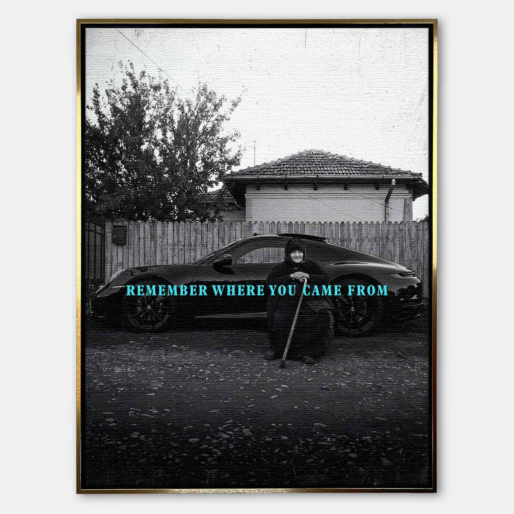 inspirujący Obraz na płótnie Remember Where You Came From – starsza kobieta przed luksusowym samochodem, symbol wdzięczności i pamięci o korzeniach, sztuka Huephant.