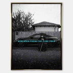 inspirujący Obraz na płótnie Remember Where You Came From – starsza kobieta przed luksusowym samochodem, symbol wdzięczności i pamięci o korzeniach, sztuka Huephant.