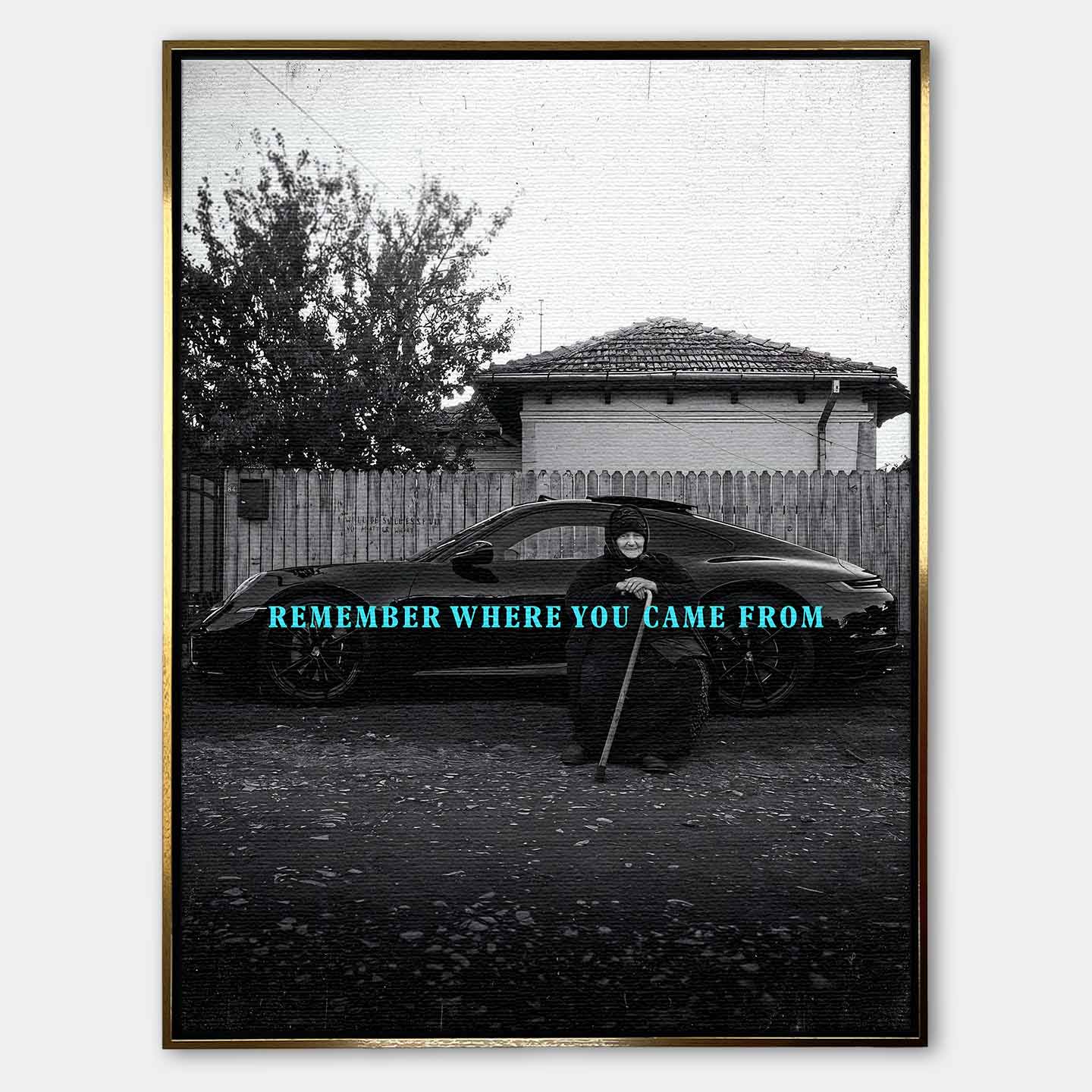 inspirujący Obraz na płótnie Remember Where You Came From – starsza kobieta przed luksusowym samochodem, symbol wdzięczności i pamięci o korzeniach, sztuka Huephant.