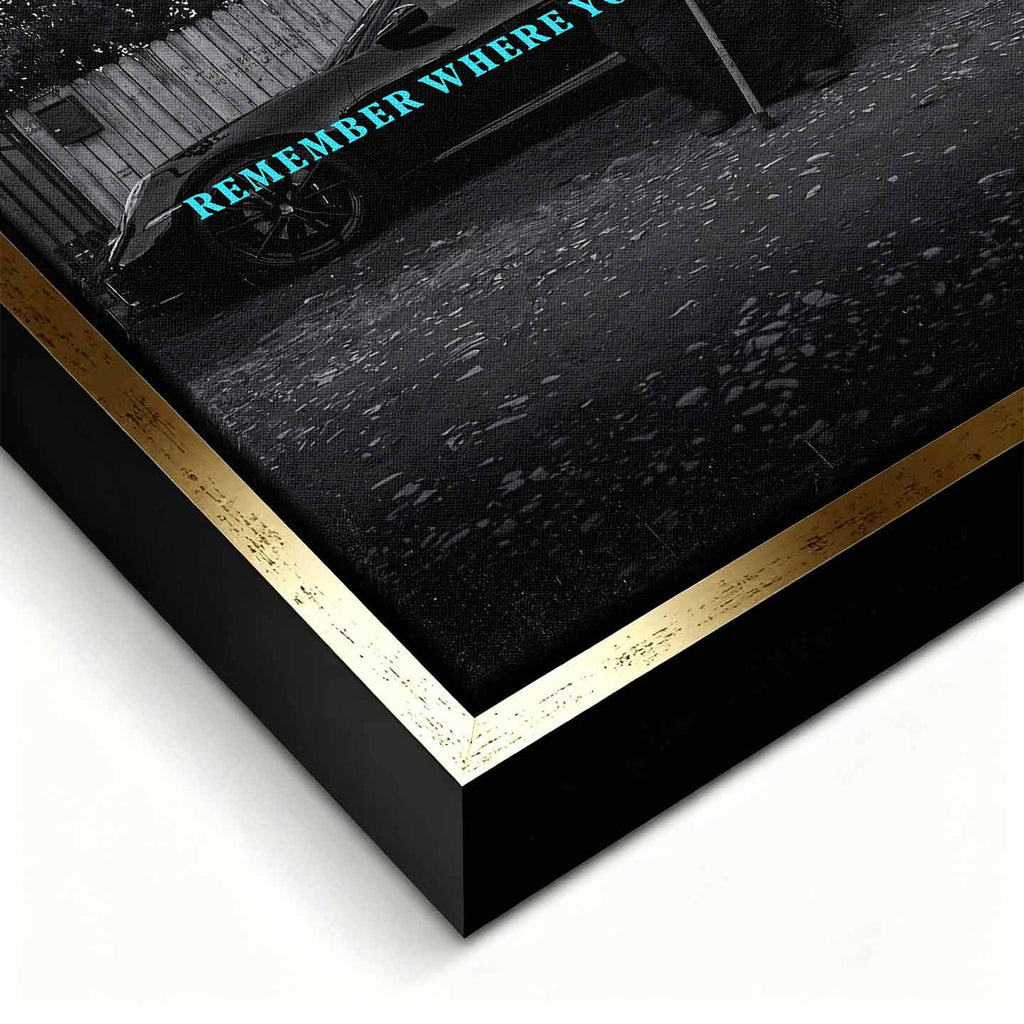 inspirujący Obraz na płótnie Remember Where You Came From – starsza kobieta przed luksusowym samochodem, symbol wdzięczności i pamięci o korzeniach, sztuka Huephant.