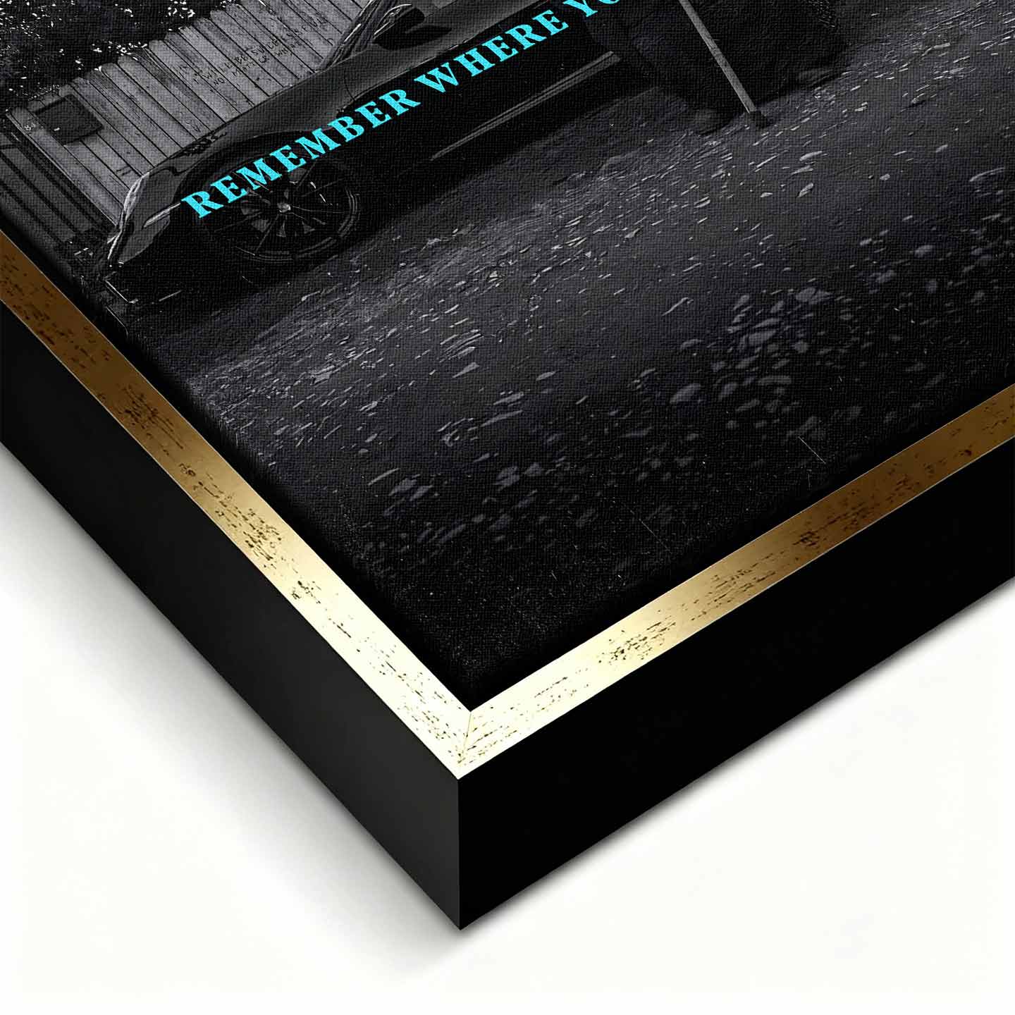 inspirujący Obraz na płótnie Remember Where You Came From – starsza kobieta przed luksusowym samochodem, symbol wdzięczności i pamięci o korzeniach, sztuka Huephant.