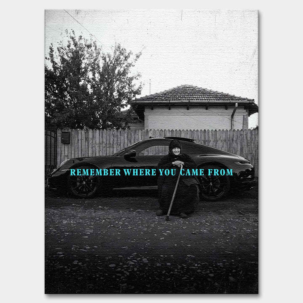 inspirujący Obraz na płótnie Remember Where You Came From – starsza kobieta przed luksusowym samochodem, symbol wdzięczności i pamięci o korzeniach, sztuka Huephant.