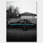 inspirujący Obraz na płótnie Remember Where You Came From – starsza kobieta przed luksusowym samochodem, symbol wdzięczności i pamięci o korzeniach, sztuka Huephant.