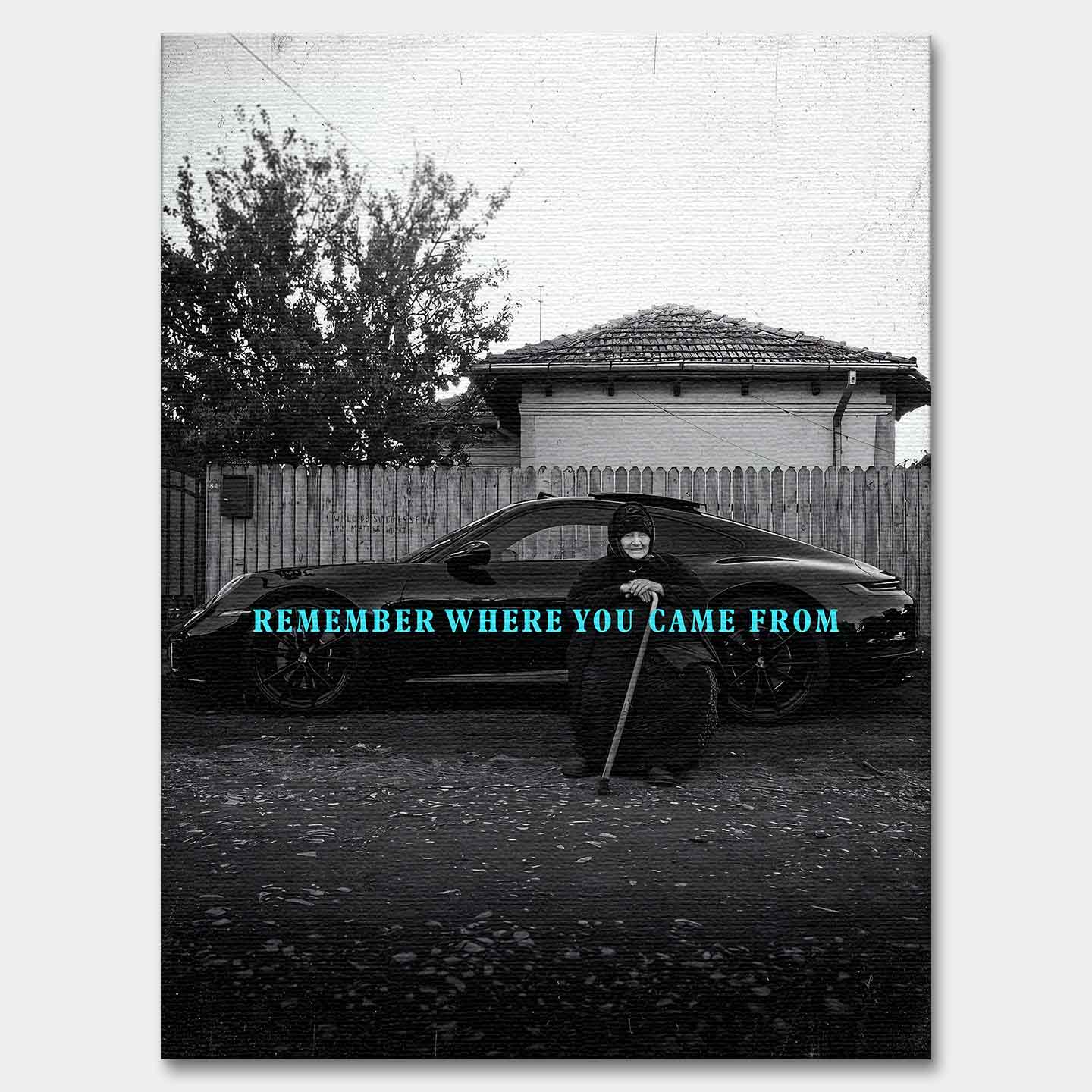 inspirujący Obraz na płótnie Remember Where You Came From – starsza kobieta przed luksusowym samochodem, symbol wdzięczności i pamięci o korzeniach, sztuka Huephant.