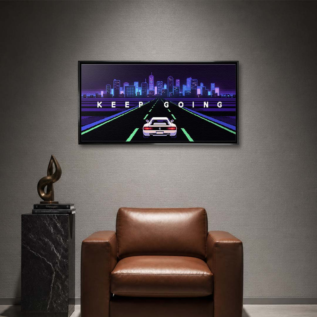 Wydruk galeryjny na płótnie w stylu pixel art przedstawiający biały sportowy samochód na autostradzie z napisem Keep Going i neonowym miastem.