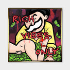 Obraz na płótnie w stylu pop art z bogaczem inspirowanym Monopoly Manem, otoczonym pieniędzmi i kobietą, z napisem 'Rich Vibes Only' – sztuka o luksusowym stylu życia.