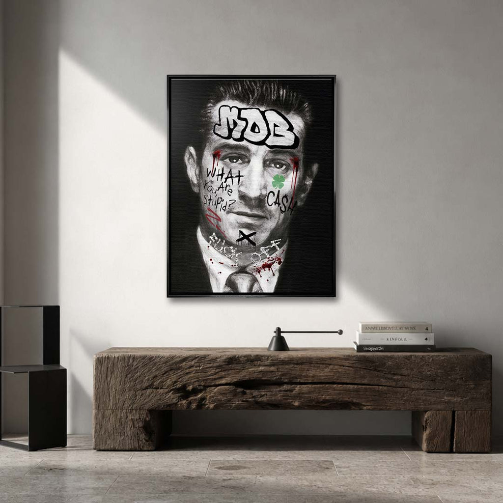 Czarno-biały obraz na płótnie Robert De Niro Mob. Wydruk galeryjny pop art z elementami graffiti, napisem MOB na czole oraz zieloną koniczyną i tekstem CASH.