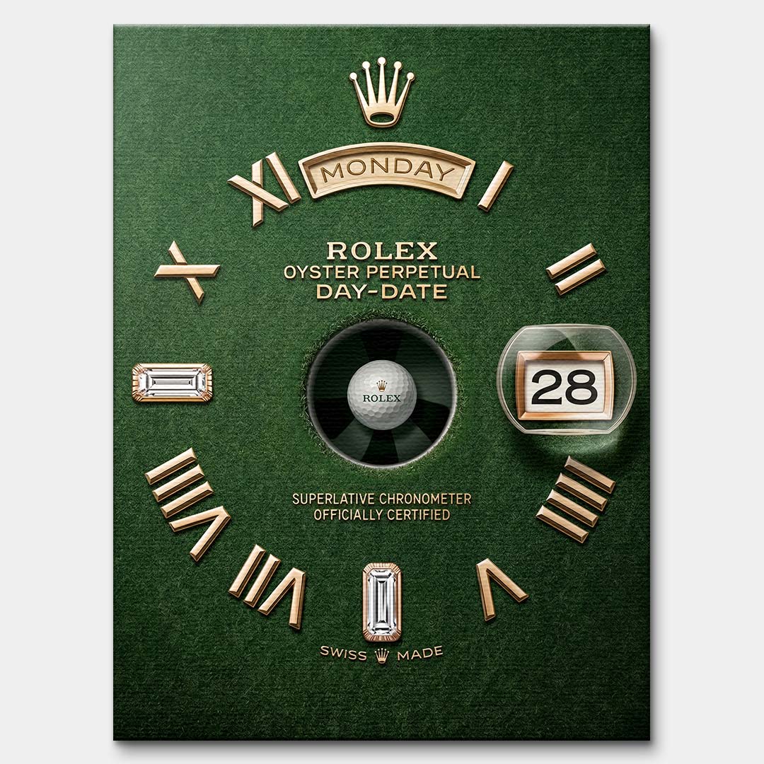 Luksusowy obraz na płótnie rollie master face przedstawiający złotą tarczę ekskluzywnego zegarka na zielonym tle trawy golfowej, wydruk galeryjny.