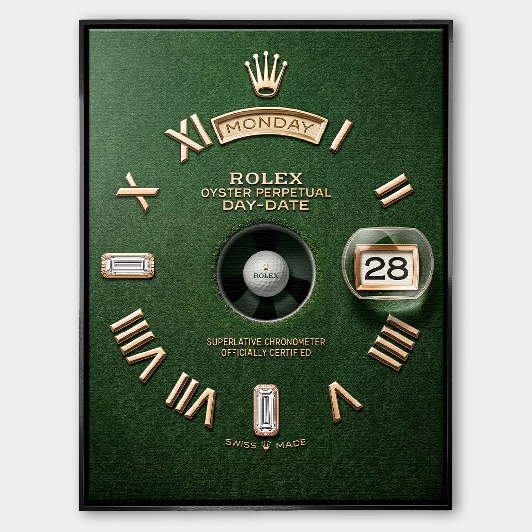 Luksusowy obraz na płótnie rollie master face przedstawiający złotą tarczę ekskluzywnego zegarka na zielonym tle trawy golfowej, wydruk galeryjny.