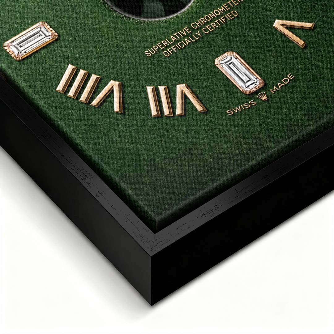 Luksusowy obraz na płótnie rollie master face przedstawiający złotą tarczę ekskluzywnego zegarka na zielonym tle trawy golfowej, wydruk galeryjny.