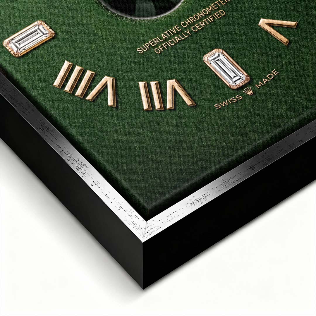 Luksusowy obraz na płótnie rollie master face przedstawiający złotą tarczę ekskluzywnego zegarka na zielonym tle trawy golfowej, wydruk galeryjny.