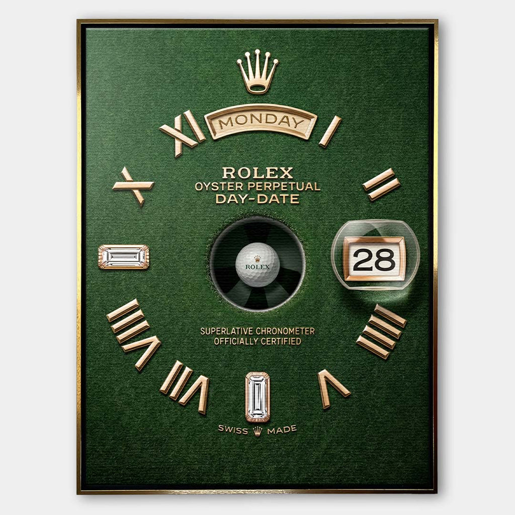 Luksusowy obraz na płótnie rollie master face przedstawiający złotą tarczę ekskluzywnego zegarka na zielonym tle trawy golfowej, wydruk galeryjny.