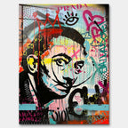 Obraz na szkle akrylowym w stylu street art przedstawiający portret artysty z wąsem na tle barwnego graffiti. Wydruk galeryjny, sztuka nowoczesna.