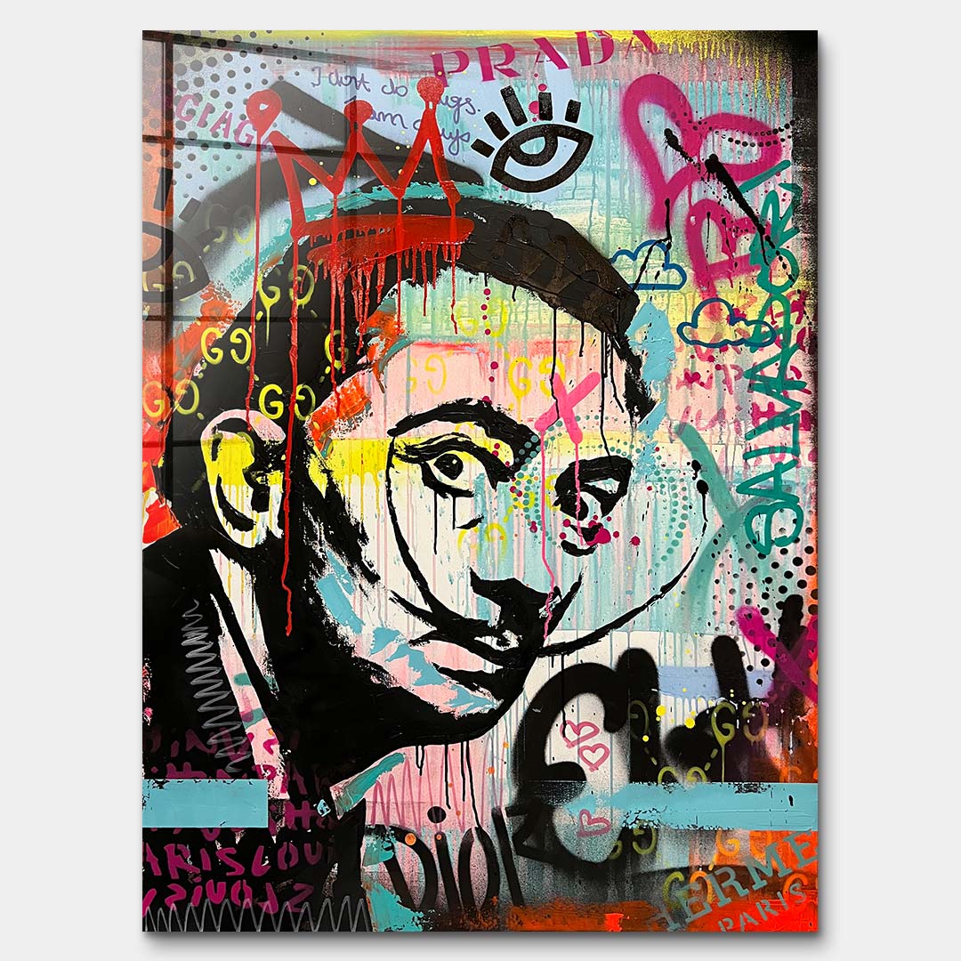 Obraz na szkle akrylowym w stylu street art przedstawiający portret artysty z wąsem na tle barwnego graffiti. Wydruk galeryjny, sztuka nowoczesna.