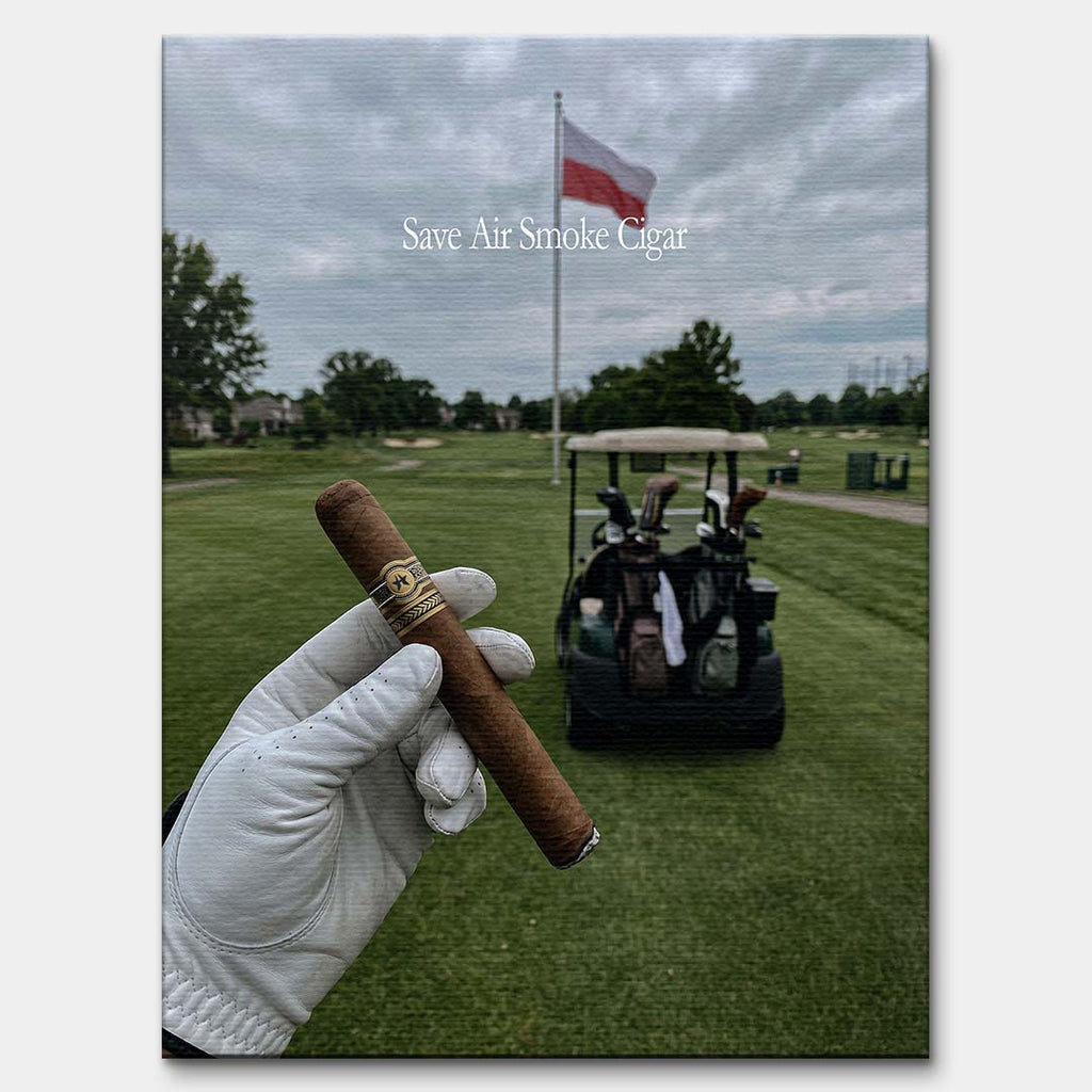 Męski obraz na płótnie przedstawiający dłoń w rękawiczce trzymającą cygaro na tle pola golfowego z polską flagą. Wydruk galeryjny Huephant.
