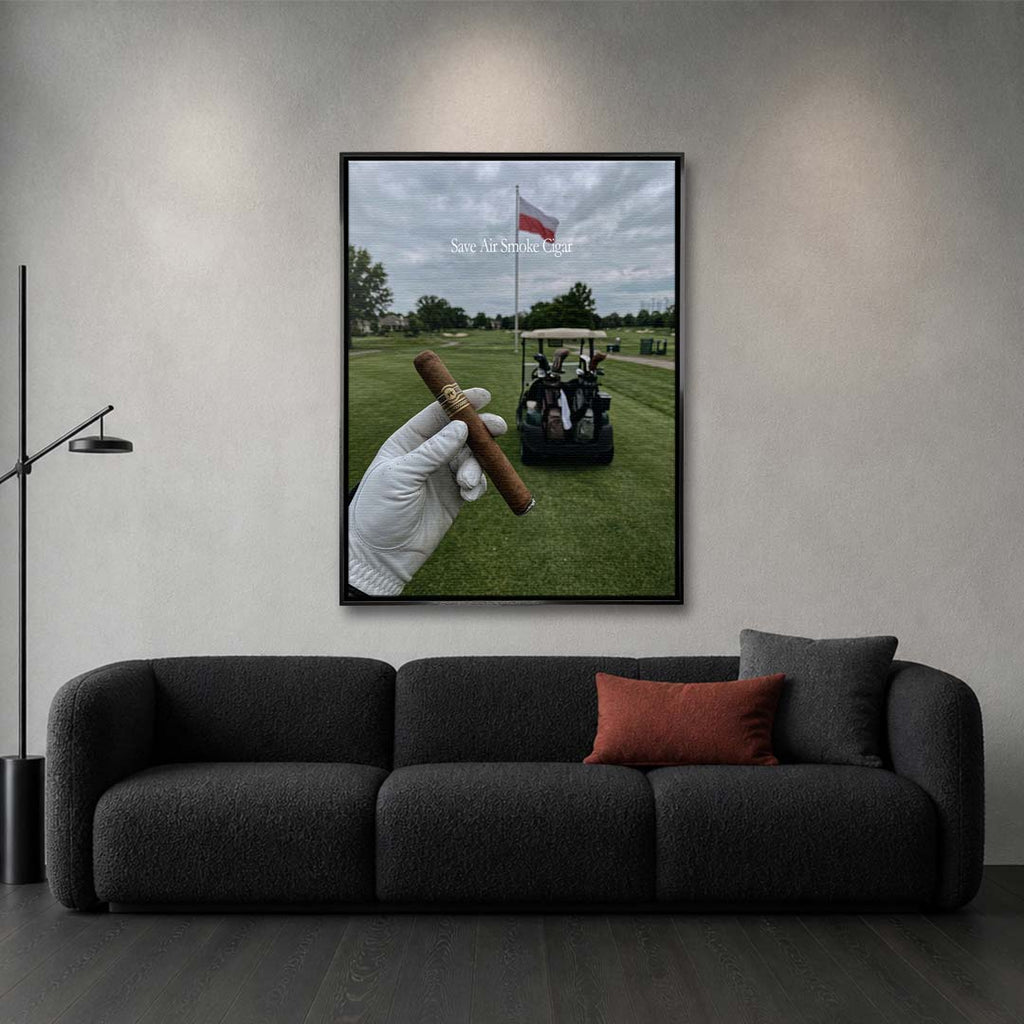 Męski obraz na płótnie przedstawiający dłoń w rękawiczce trzymającą cygaro na tle pola golfowego z polską flagą. Wydruk galeryjny Huephant.