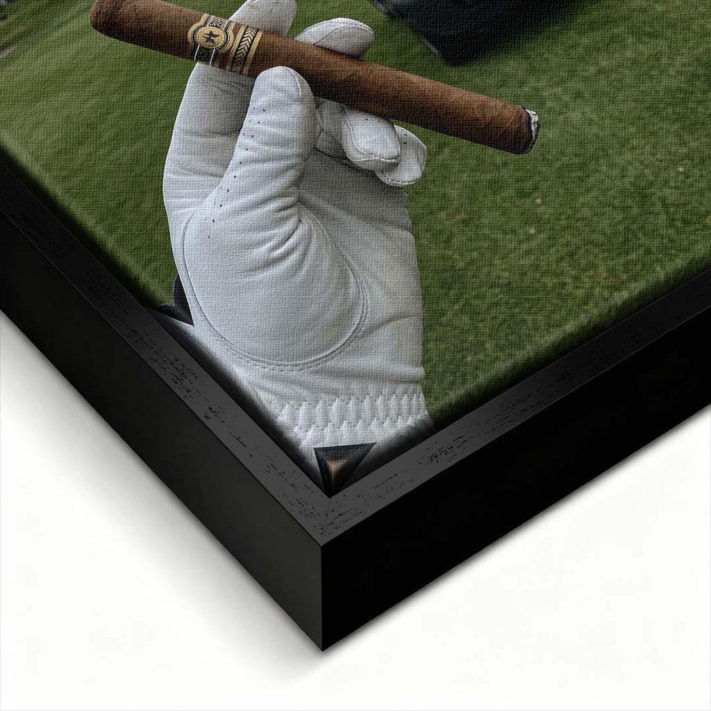 Męski obraz na płótnie przedstawiający dłoń w rękawiczce trzymającą cygaro na tle pola golfowego z polską flagą. Wydruk galeryjny Huephant.
