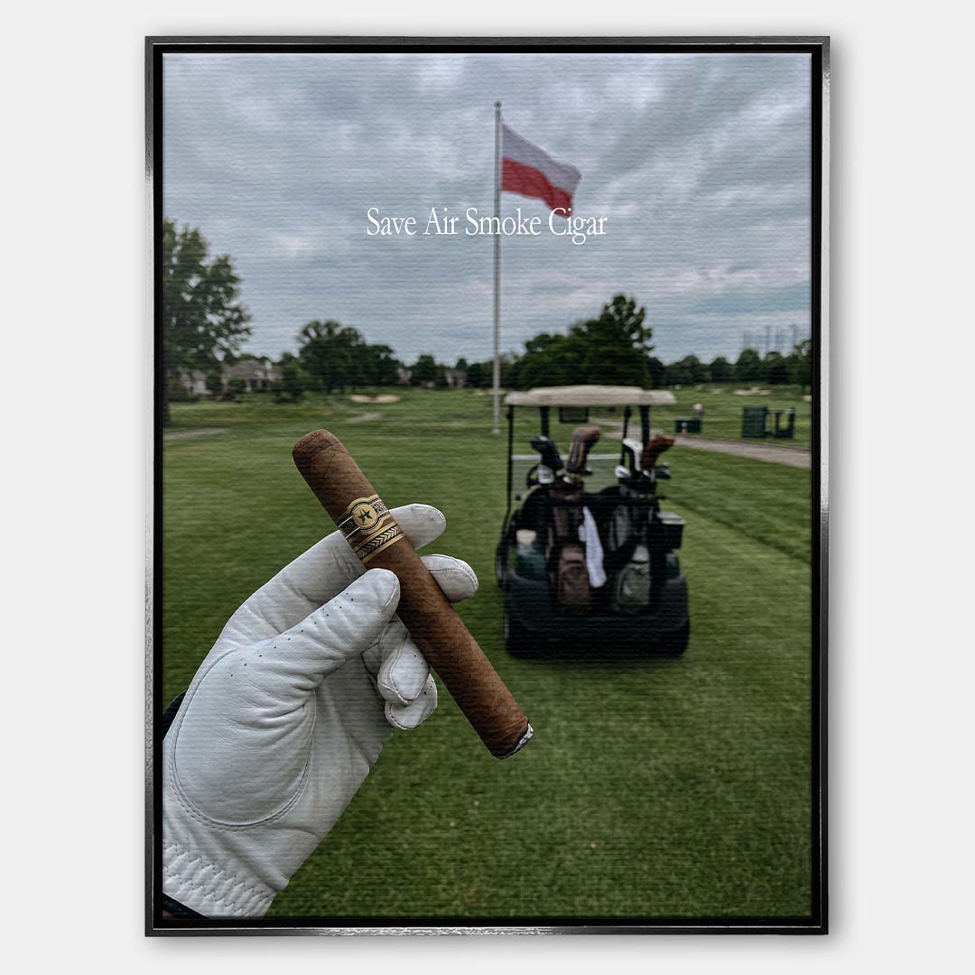 Męski obraz na płótnie przedstawiający dłoń w rękawiczce trzymającą cygaro na tle pola golfowego z polską flagą. Wydruk galeryjny Huephant.