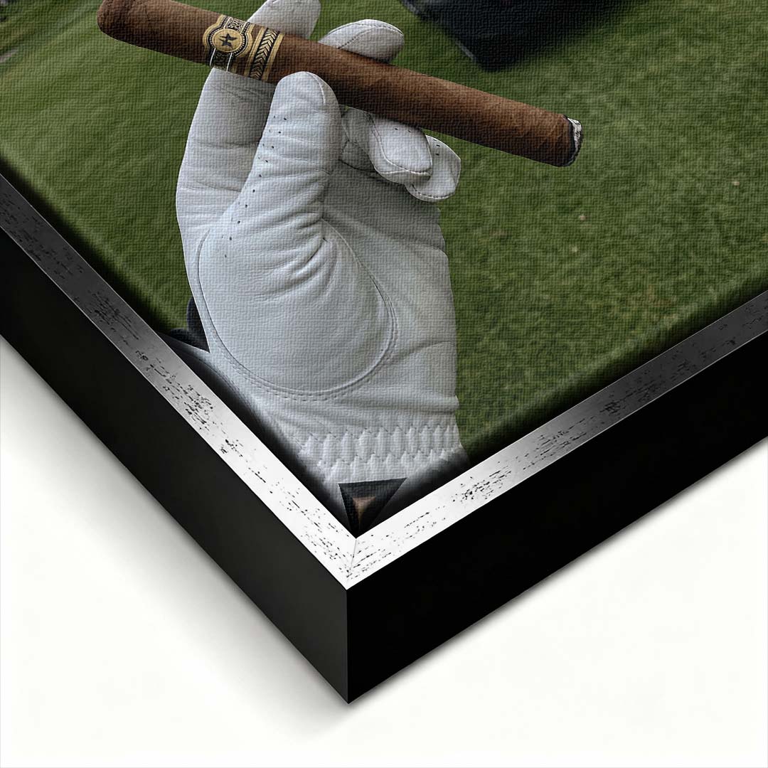 Męski obraz na płótnie przedstawiający dłoń w rękawiczce trzymającą cygaro na tle pola golfowego z polską flagą. Wydruk galeryjny Huephant.