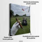 Męski obraz na płótnie przedstawiający dłoń w rękawiczce trzymającą cygaro na tle pola golfowego z polską flagą. Wydruk galeryjny Huephant.