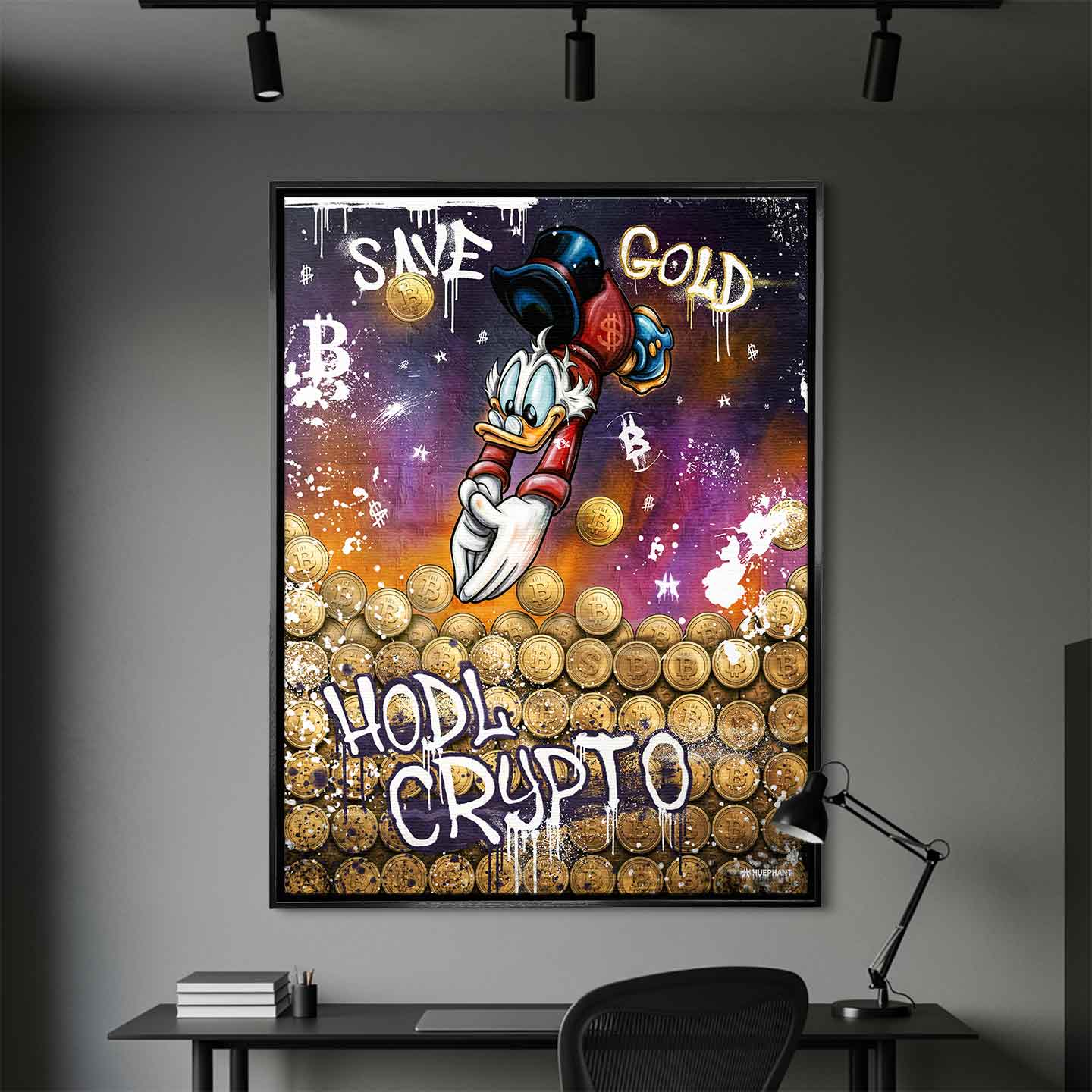 Obraz na płótnie Save Gold Hodl Crypto, street art z kaczą postacią, złotymi monetami kryptowalut i graffiti w fioletowo-złotej kolorystyce.