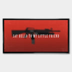 Obraz na płótnie z zamazaną sylwetką karabinu i napisem „Say hello to my little friend” na czerwonym tle, inspirowany filmem Scarface.