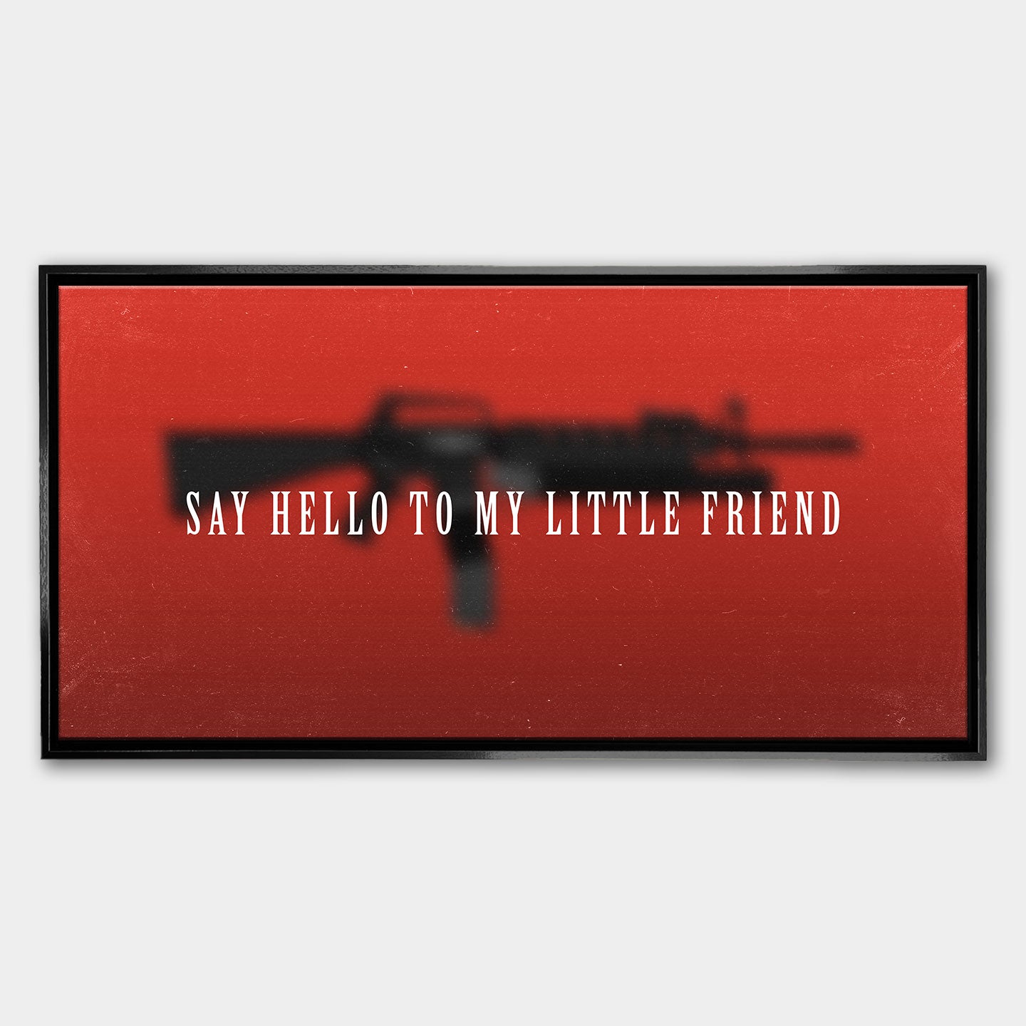 Obraz na płótnie z zamazaną sylwetką karabinu i napisem „Say hello to my little friend” na czerwonym tle, inspirowany filmem Scarface.