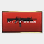 Obraz na płótnie z zamazaną sylwetką karabinu i napisem „Say hello to my little friend” na czerwonym tle, inspirowany filmem Scarface.