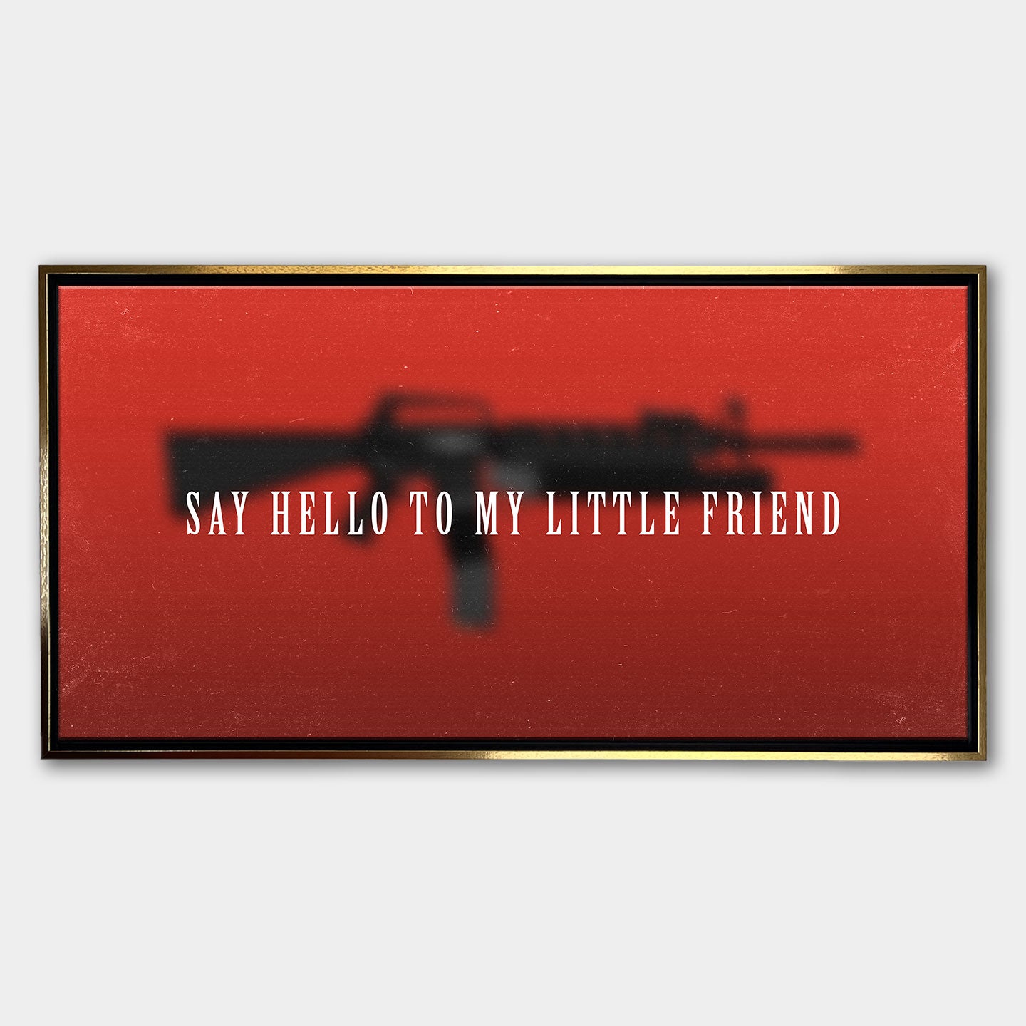Obraz na płótnie z zamazaną sylwetką karabinu i napisem „Say hello to my little friend” na czerwonym tle, inspirowany filmem Scarface.