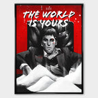 Obraz na płótnie przedstawiający Tony'ego Montanę z filmu „Scarface”, siedzącego na czarnym fotelu na tle czerwonego tła z białym napisem „The World Is Yours”; intensywna scena w czarno-białej kolorystyce z kontrastującymi elementami czerwieni i bieli.