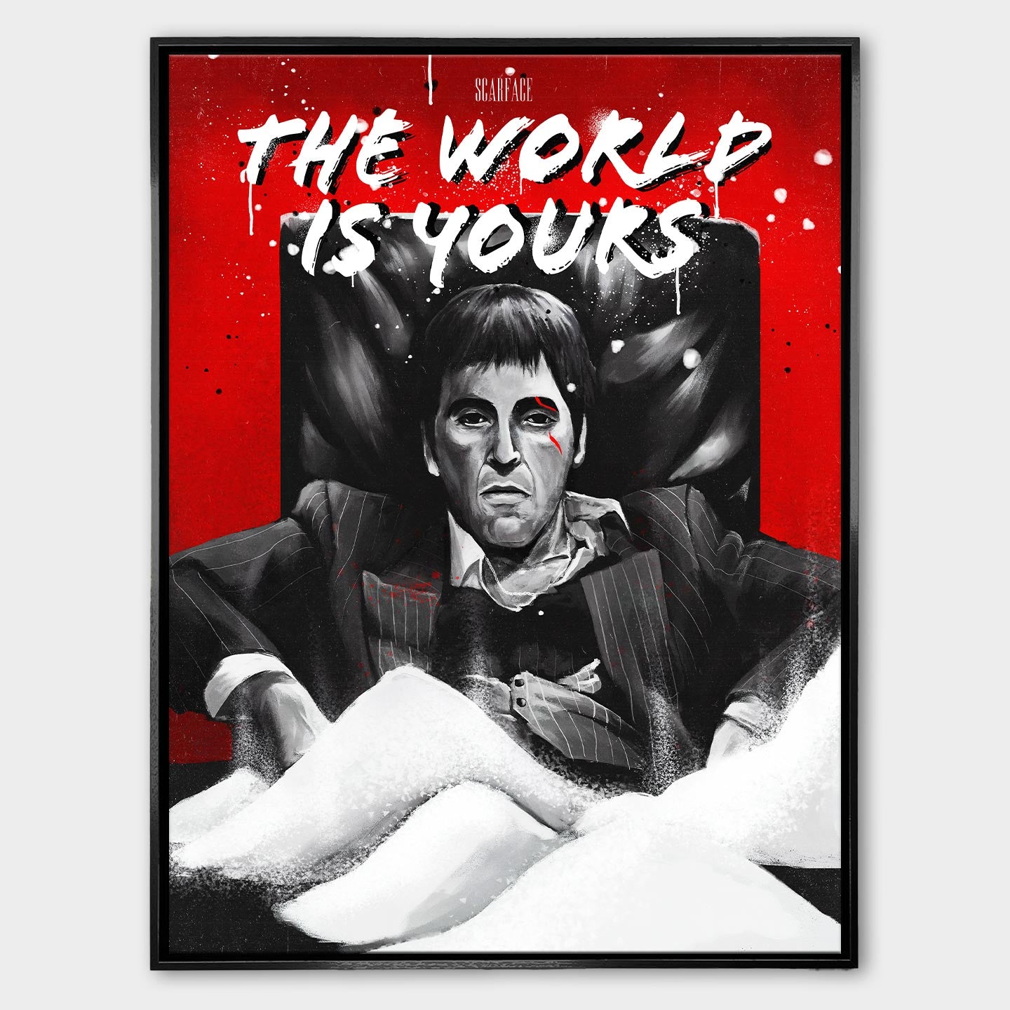Obraz na płótnie przedstawiający Tony'ego Montanę z filmu „Scarface”, siedzącego na czarnym fotelu na tle czerwonego tła z białym napisem „The World Is Yours”; intensywna scena w czarno-białej kolorystyce z kontrastującymi elementami czerwieni i bieli.