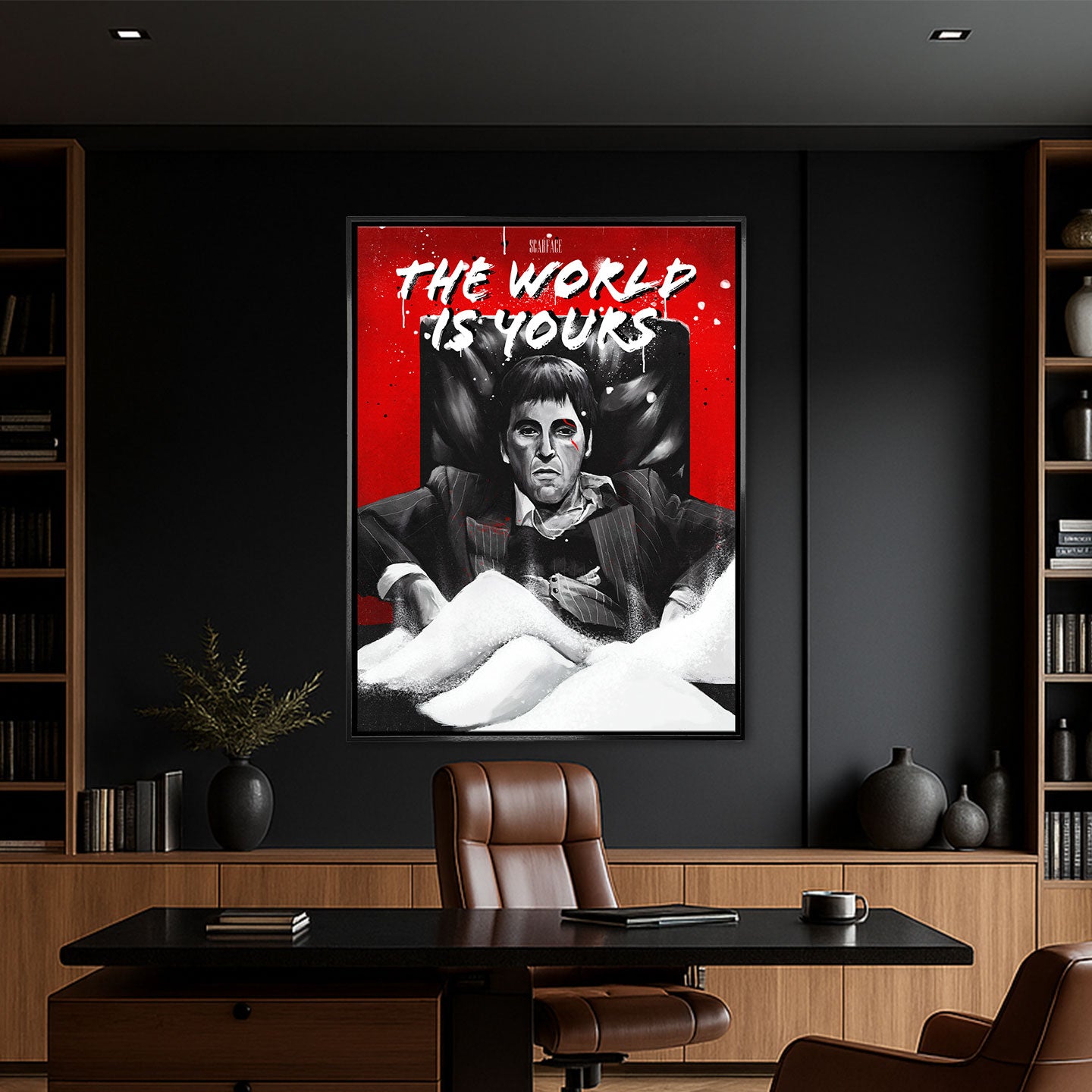 Obraz na płótnie przedstawiający Tony'ego Montanę z filmu „Scarface”, siedzącego na czarnym fotelu na tle czerwonego tła z białym napisem „The World Is Yours”; intensywna scena w czarno-białej kolorystyce z kontrastującymi elementami czerwieni i bieli.