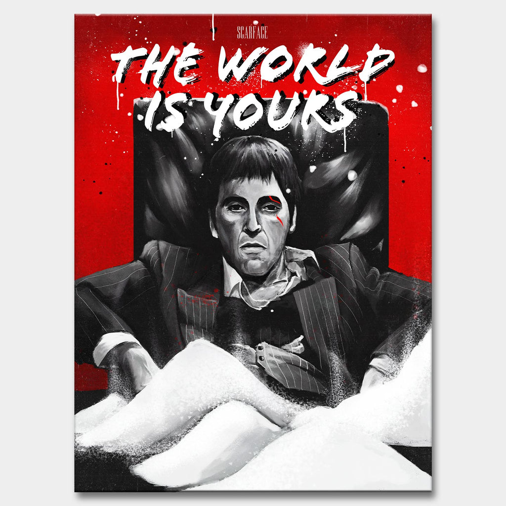 Obraz na płótnie przedstawiający Tony'ego Montanę z filmu „Scarface”, siedzącego na czarnym fotelu na tle czerwonego tła z białym napisem „The World Is Yours”; intensywna scena w czarno-białej kolorystyce z kontrastującymi elementami czerwieni i bieli.
