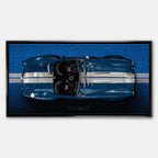 Obraz na płótnie Shelby Cobra 427 – widok z góry na niebieską klasyczną Cobrę z białymi pasami, motoryzacyjna sztuka.