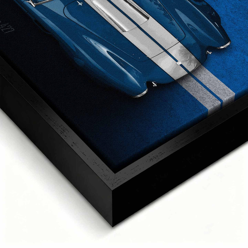 Obraz na płótnie Shelby Cobra 427 – widok z góry na niebieską klasyczną Cobrę z białymi pasami, motoryzacyjna sztuka.