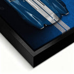 Obraz na płótnie Shelby Cobra 427 – widok z góry na niebieską klasyczną Cobrę z białymi pasami, motoryzacyjna sztuka.