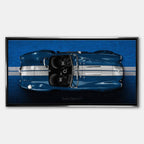 Obraz na płótnie Shelby Cobra 427 – widok z góry na niebieską klasyczną Cobrę z białymi pasami, motoryzacyjna sztuka.