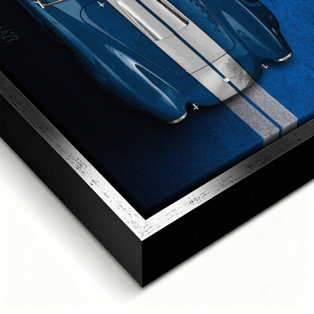 Obraz na płótnie Shelby Cobra 427 – widok z góry na niebieską klasyczną Cobrę z białymi pasami, motoryzacyjna sztuka.