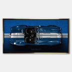 Obraz na płótnie Shelby Cobra 427 – widok z góry na niebieską klasyczną Cobrę z białymi pasami, motoryzacyjna sztuka.