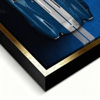 Obraz na płótnie Shelby Cobra 427 – widok z góry na niebieską klasyczną Cobrę z białymi pasami, motoryzacyjna sztuka.