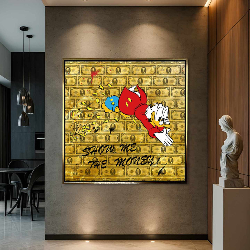 Obraz na płótnie Show Me The Money z komiksową kaczą postacią, monetami i tłem z banknotów, złoty wydruk galeryjny w stylu pop-art.