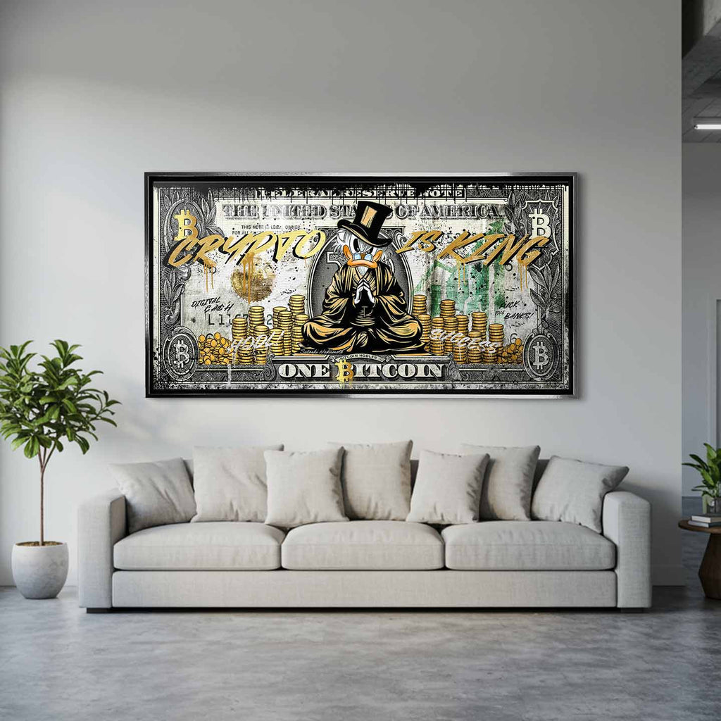 Obraz na płótnie Sknerus McKwacz Crypto Duck, stylizacja na banknot Bitcoin, postać w złotych szatach, napis Crypto is King, wydruk galeryjny, sztuka nowoczesna.
