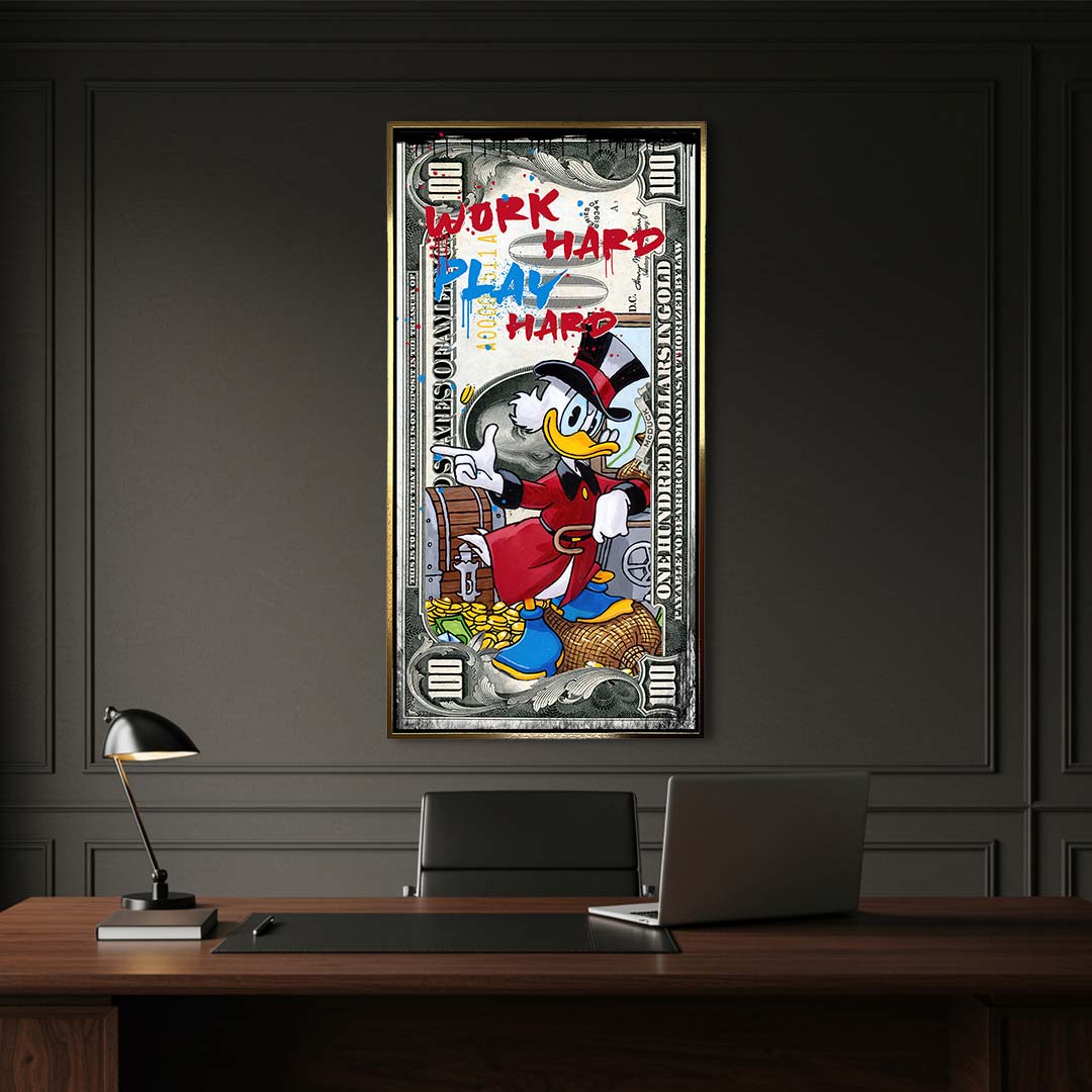 Obraz na płótnie Sknerus McKwacz w stylu pop-art z napisem Work Hard Play Hard na tle 100 dolarowego banknotu. Motywacyjny wydruk galeryjny, sztuka nowoczesna.